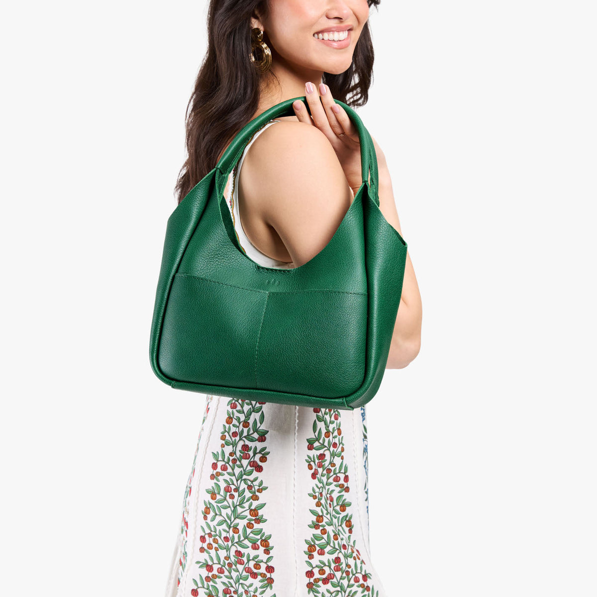 Bacalar*Medium | Model carrying U-shaped, flat-bottomed leather shoulder bag with two outside pockets